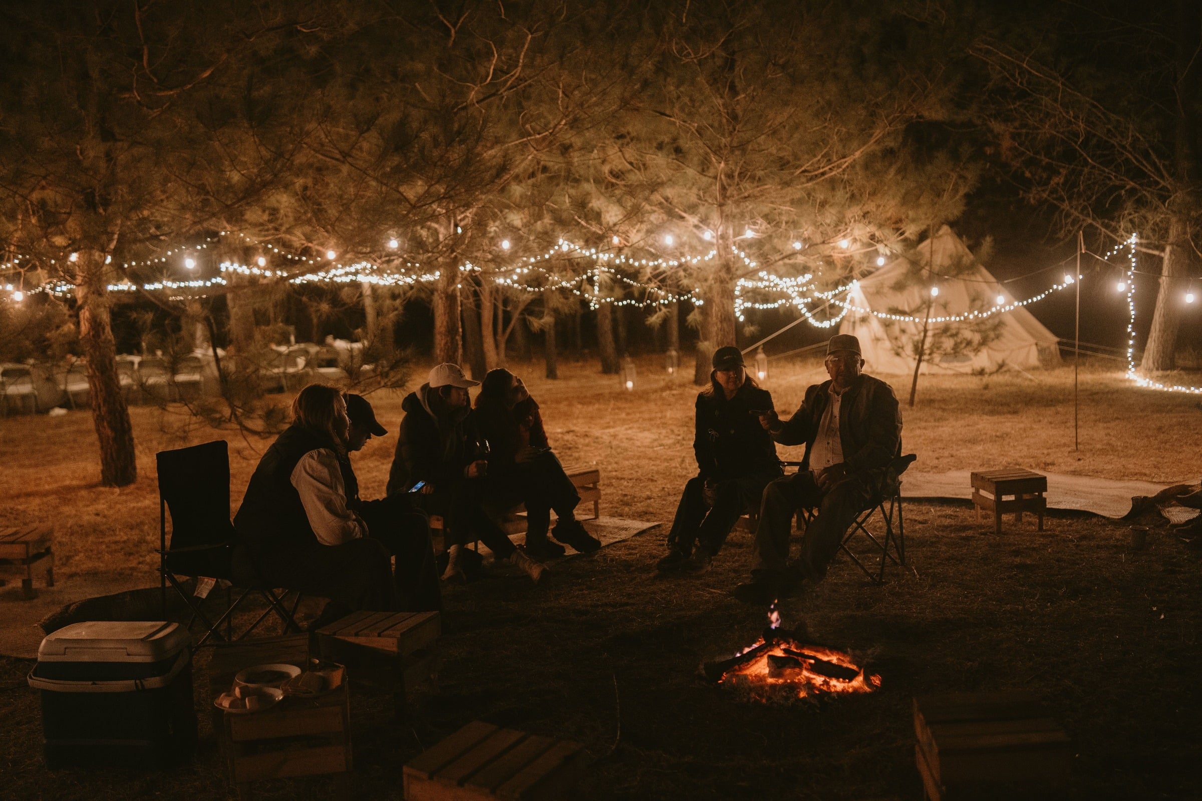 Fogata y convivencia nocturna